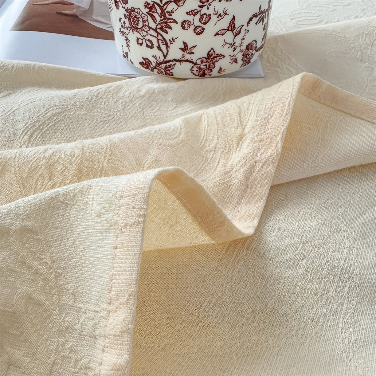 91家纺网 家纺一手货源 找家纺 女子家纺 2026新款全棉厚织三层水洗色织提花床单 罗格西亚-杏仁奶霜