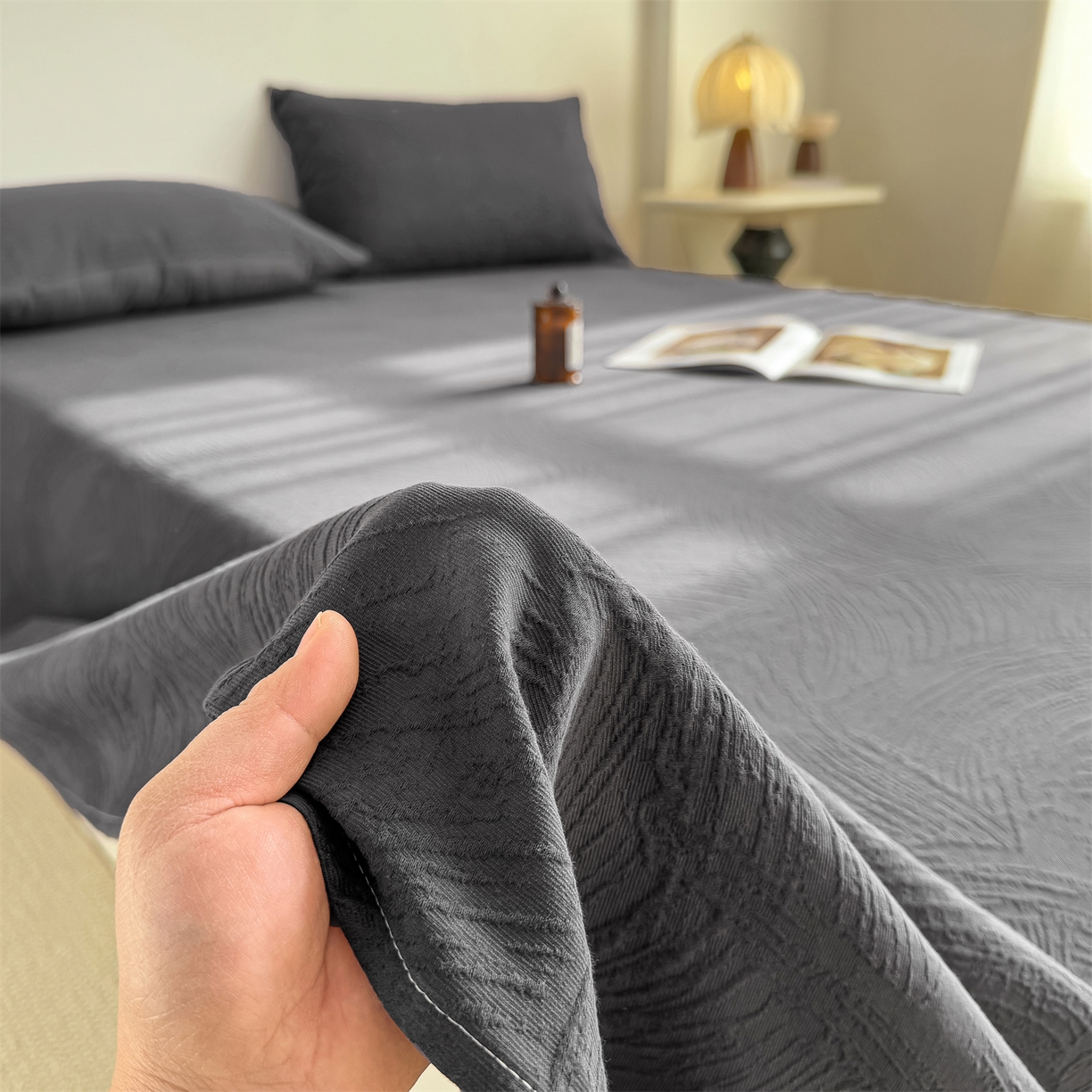 91家纺网 家纺一手货源 找家纺 女子家纺 2026新款全棉厚织三层水洗色织提花床单 柔丝漫语-素墨