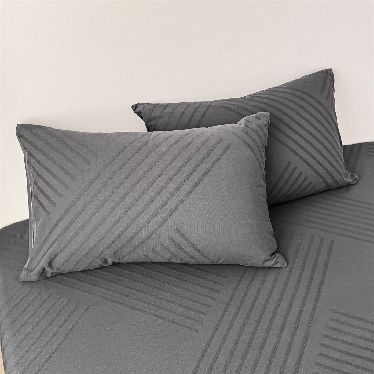 91家纺网 家纺一手货源 找家纺 女子家纺 2026新款全棉厚织三层水洗色织提花床笠 云汐-素墨