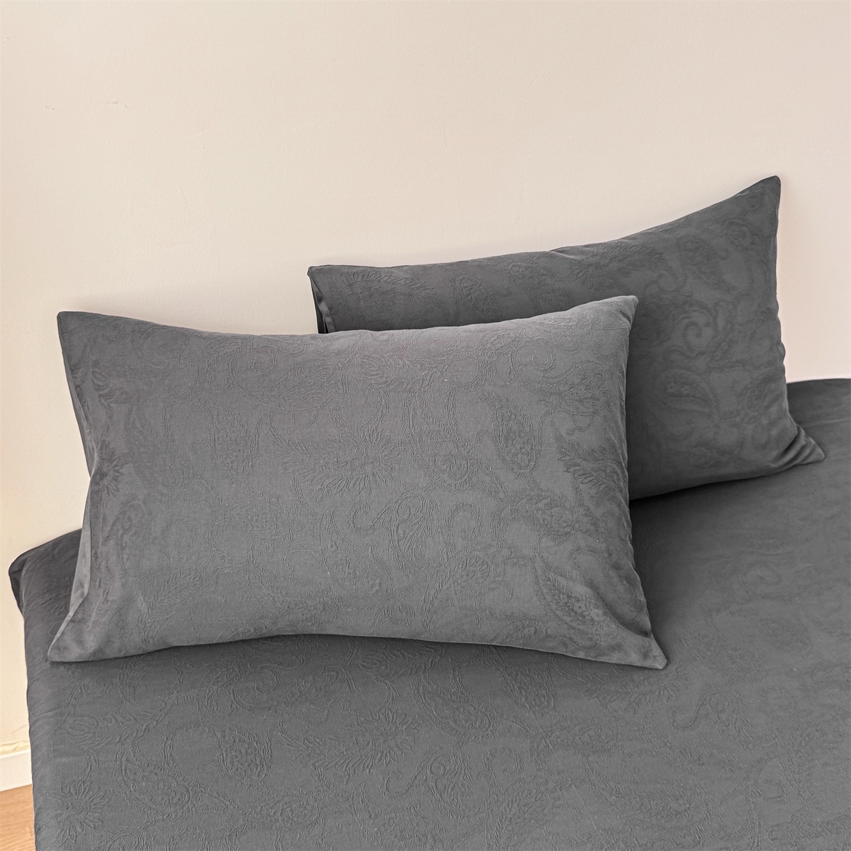 91家纺网 家纺一手货源 找家纺 女子家纺 2026新款全棉厚织三层水洗色织提花床笠 罗格西亚-素墨