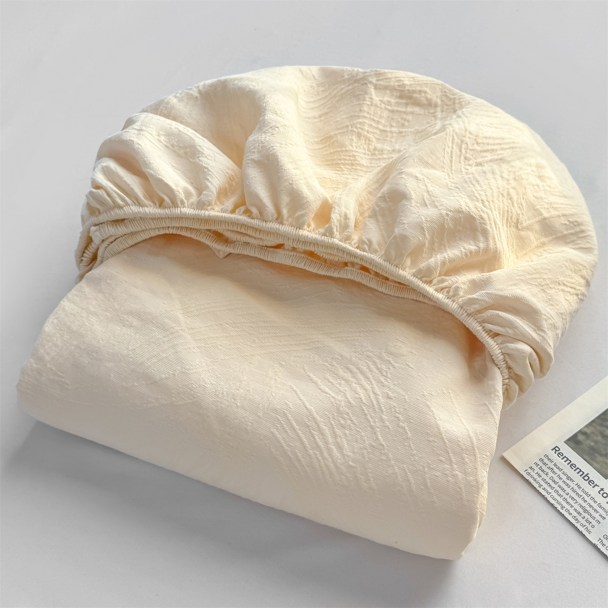 91家纺网 家纺一手货源 找家纺 女子家纺 2026新款全棉厚织三层水洗色织提花床笠 柔丝漫语-杏仁奶霜