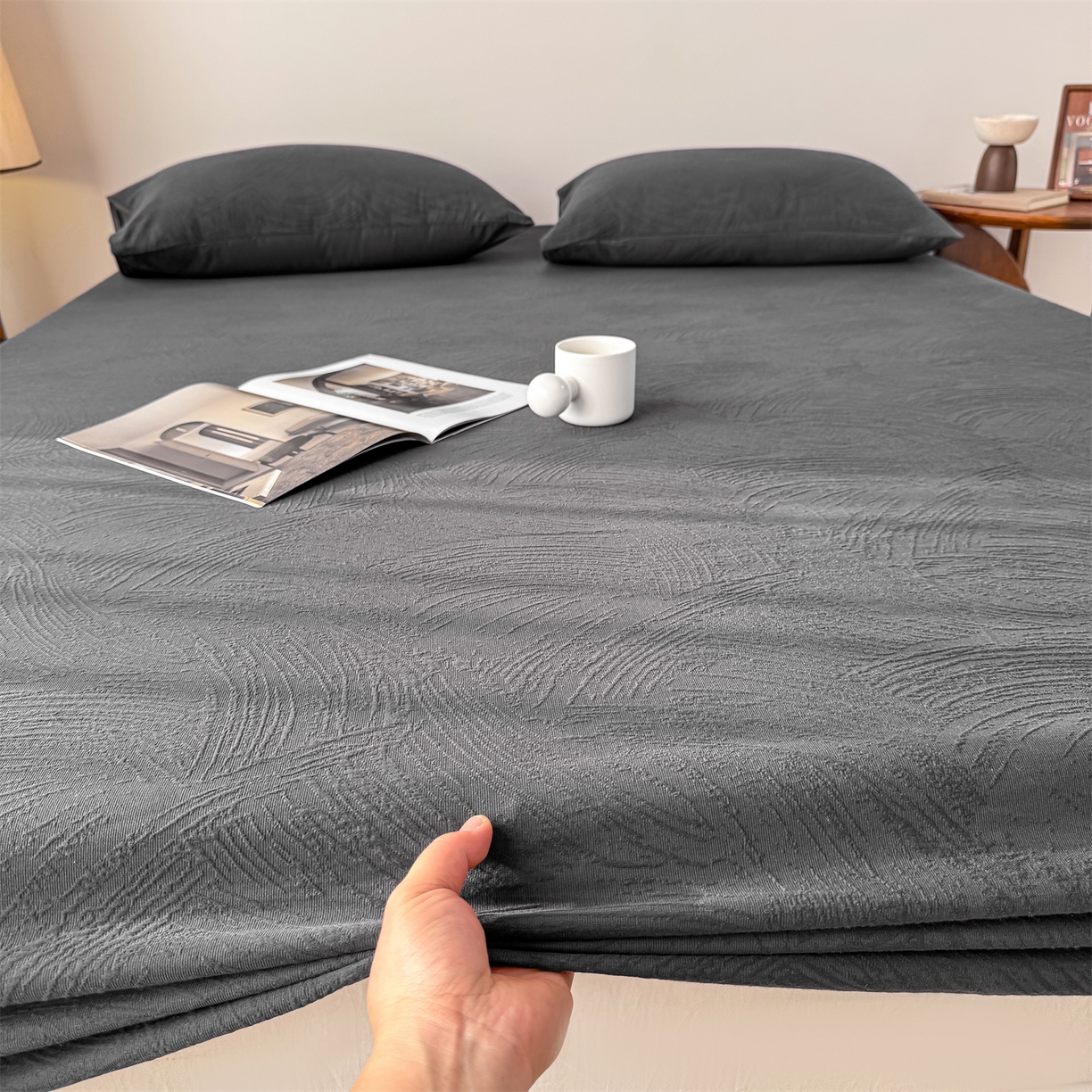 91家纺网 家纺一手货源 找家纺 女子家纺 2026新款全棉厚织三层水洗色织提花床笠 柔丝漫语-素墨