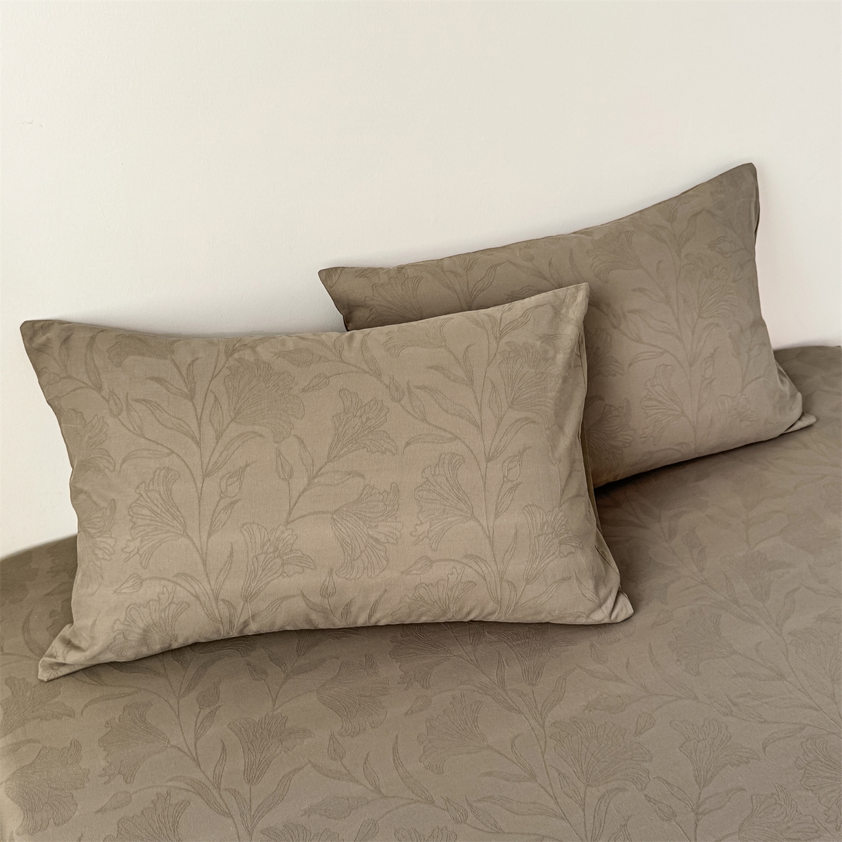 91家纺网 家纺一手货源 找家纺 女子家纺 2026新款全棉厚织三层水洗色织提花床笠 芳菲-摩卡