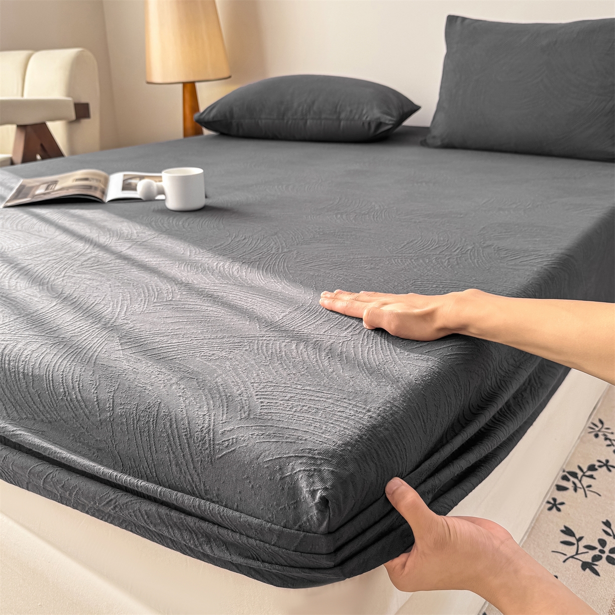 91家纺网 家纺一手货源 找家纺 女子家纺 2026新款全棉厚织三层水洗色织提花床笠 柔丝漫语-素墨