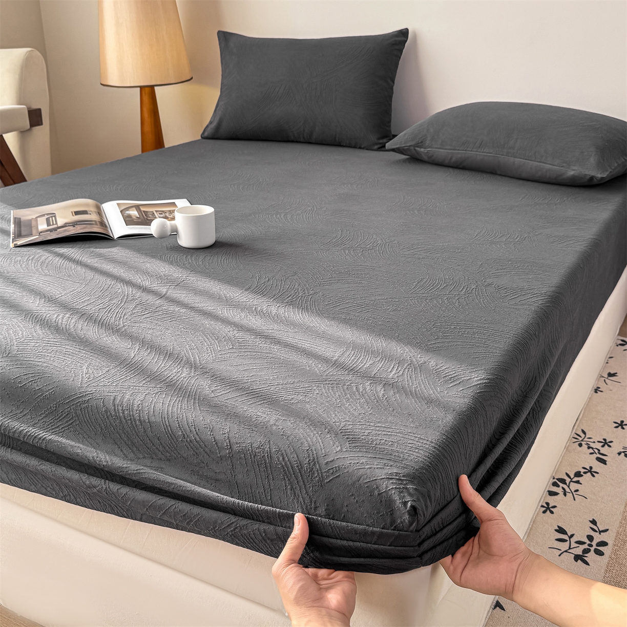 91家纺网 家纺一手货源 找家纺 女子家纺 2026新款全棉厚织三层水洗色织提花床笠 柔丝漫语-素墨