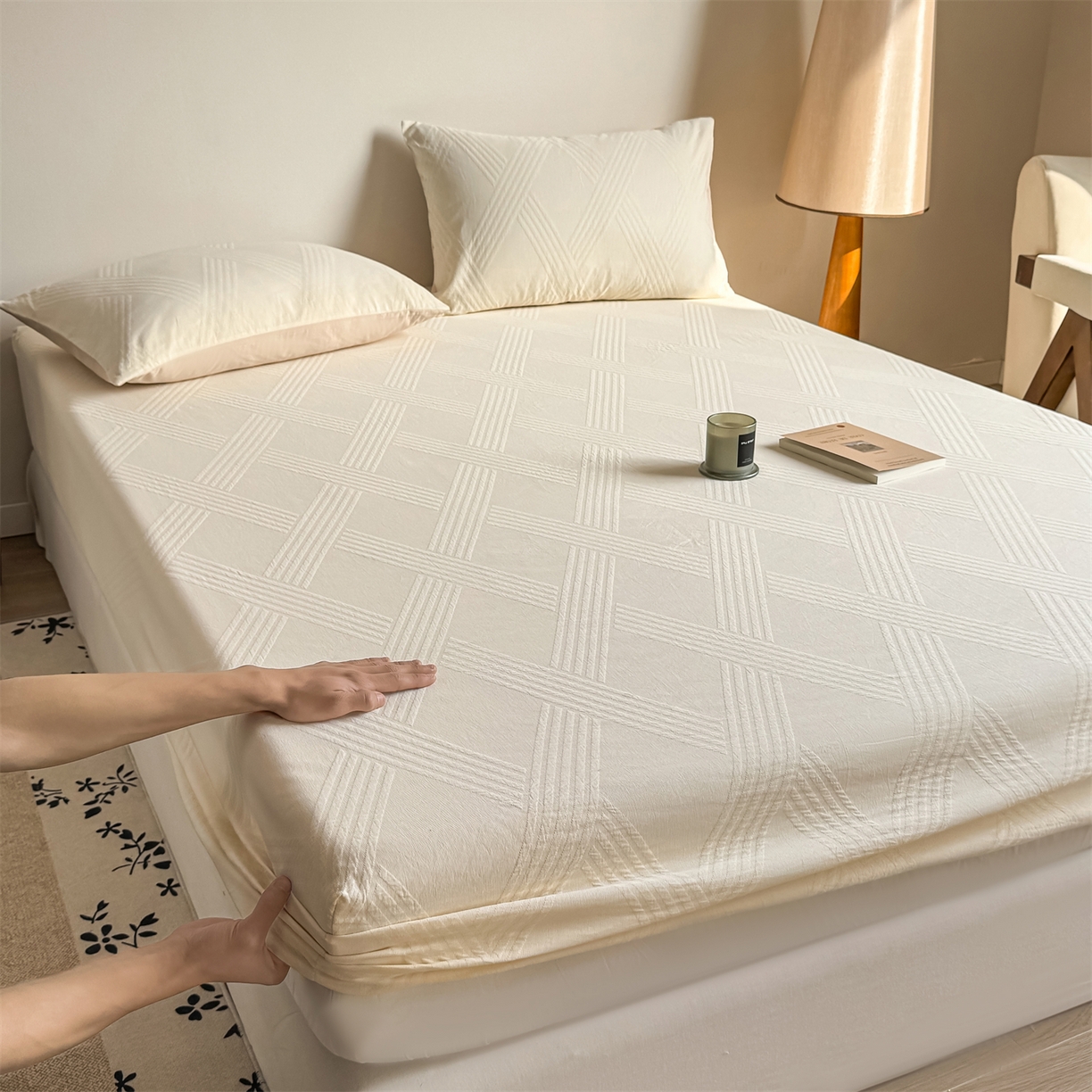 91家纺网 家纺一手货源 找家纺 女子家纺 2026新款全棉厚织三层水洗色织提花床笠 维希-杏仁奶霜