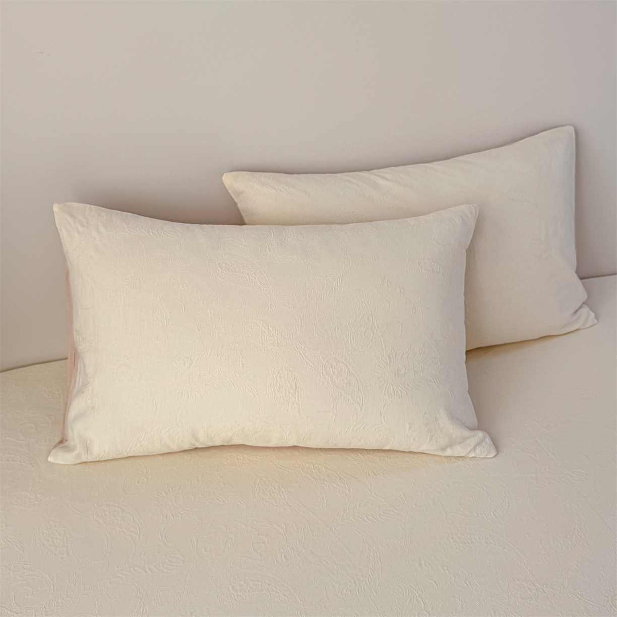 91家纺网 家纺一手货源 找家纺 女子家纺 2026新款全棉厚织三层水洗色织提花床笠 罗格西亚-杏仁奶霜