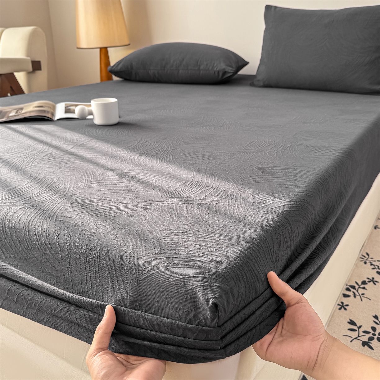 91家纺网 家纺一手货源 找家纺 女子家纺 2026新款全棉厚织三层水洗色织提花床笠 柔丝漫语-素墨