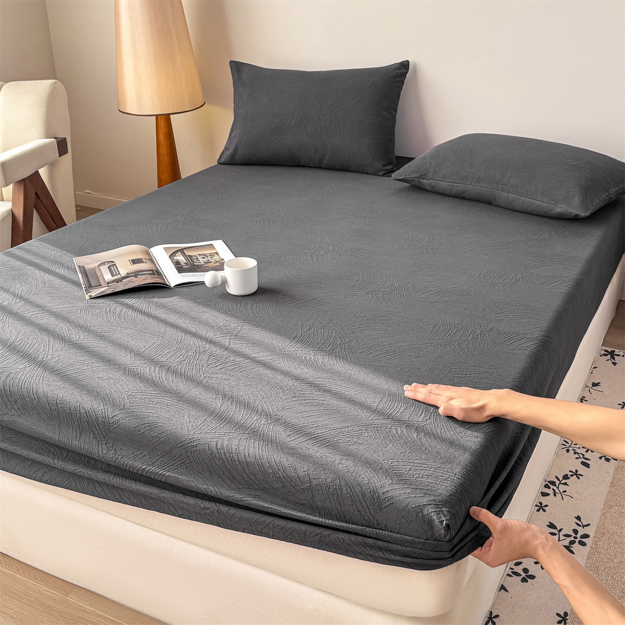 91家纺网 家纺一手货源 找家纺 女子家纺 2026新款全棉厚织三层水洗色织提花床笠 柔丝漫语-素墨