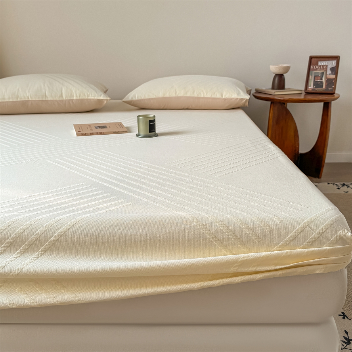 91家纺网 家纺一手货源 找家纺 女子家纺 2026新款全棉厚织三层水洗色织提花床笠 云汐-杏仁奶霜