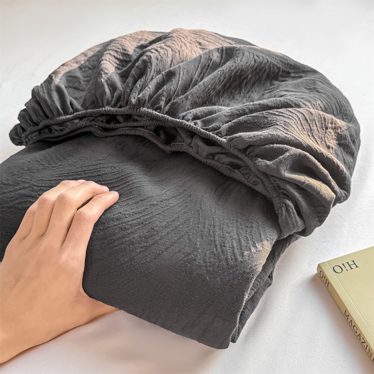 91家纺网 家纺一手货源 找家纺 女子家纺 2026新款全棉厚织三层水洗色织提花床笠 柔丝漫语-素墨