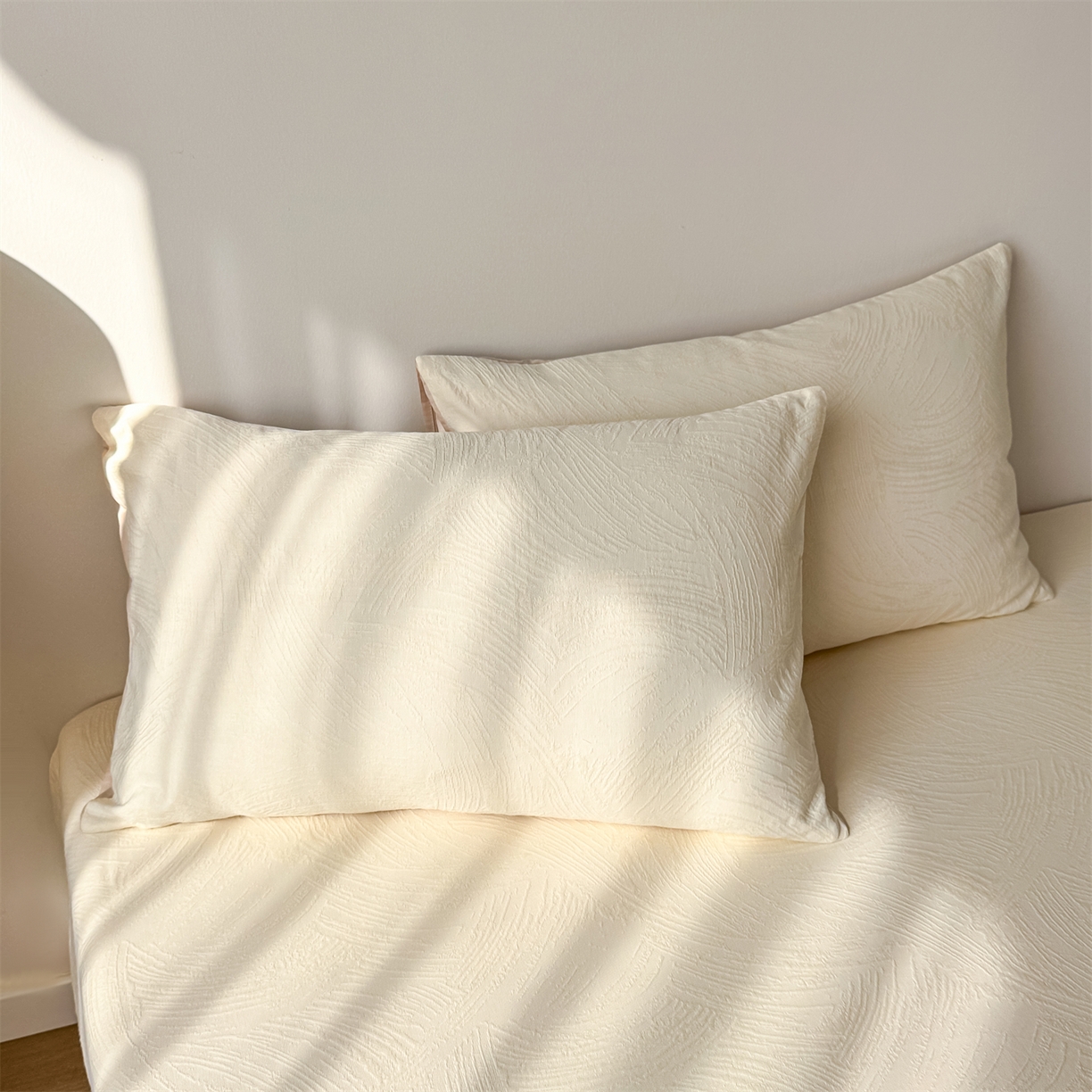 91家纺网 家纺一手货源 找家纺 女子家纺 2026新款全棉厚织三层水洗色织提花床笠 柔丝漫语-杏仁奶霜