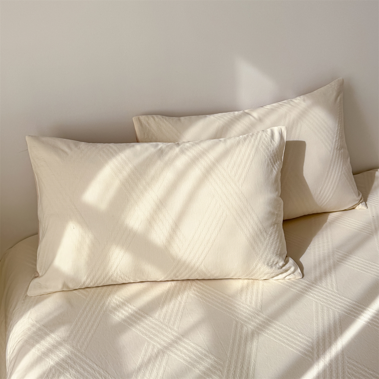 91家纺网 家纺一手货源 找家纺 女子家纺 2026新款全棉厚织三层水洗色织提花床笠 维希-杏仁奶霜