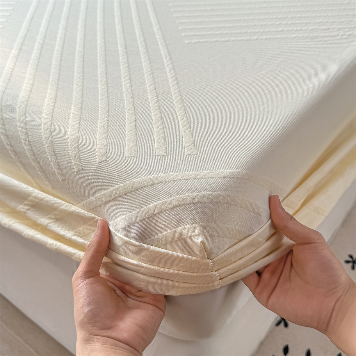 91家纺网 家纺一手货源 找家纺 女子家纺 2026新款全棉厚织三层水洗色织提花床笠 云汐-杏仁奶霜