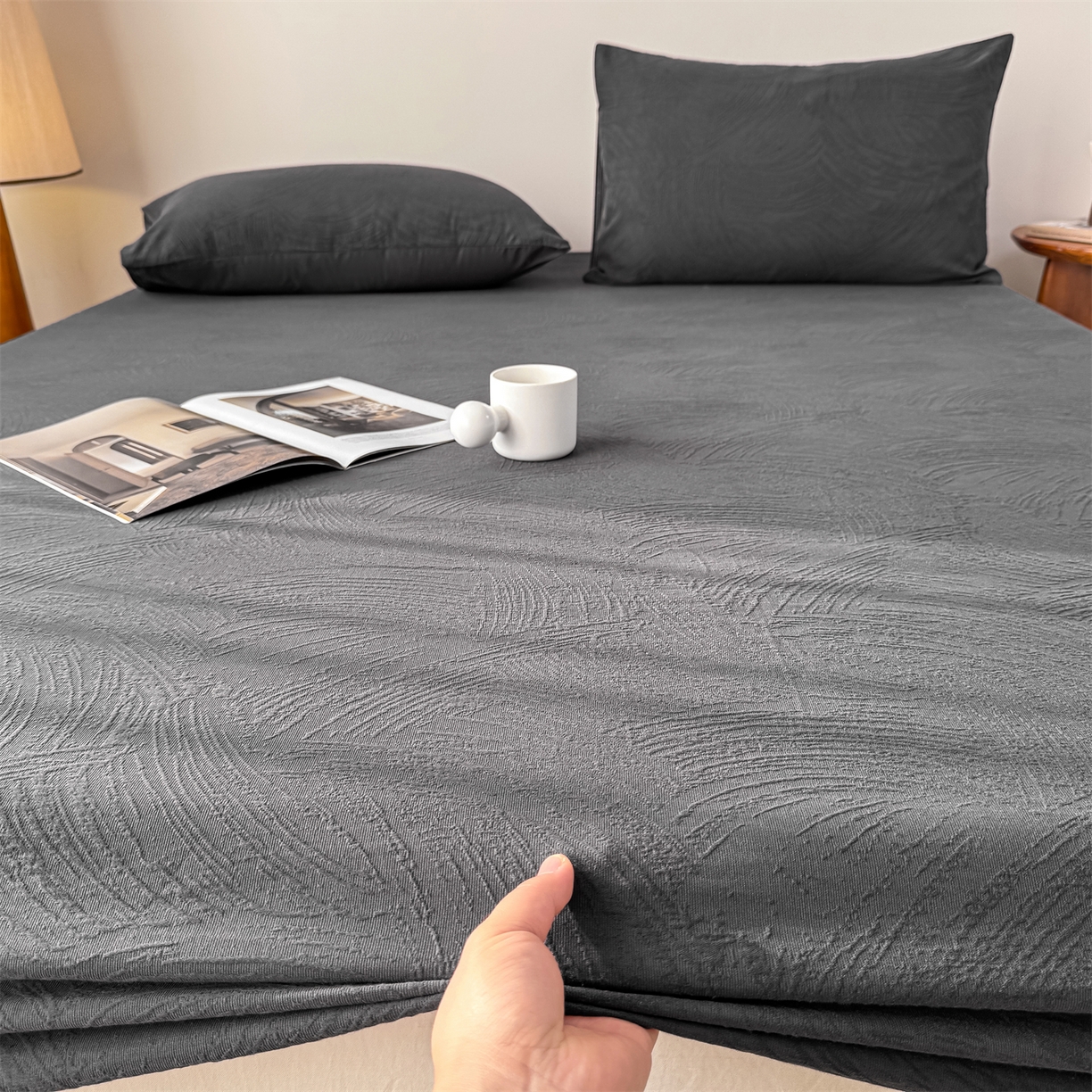 91家纺网 家纺一手货源 找家纺 女子家纺 2026新款全棉厚织三层水洗色织提花床笠 柔丝漫语-素墨