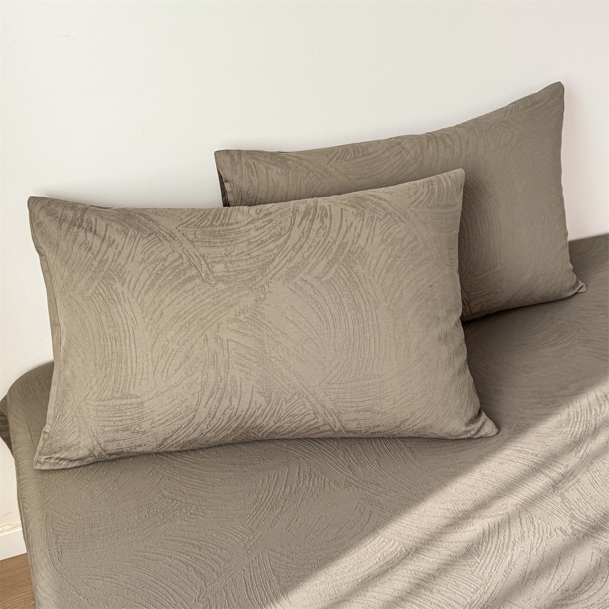 91家纺网 家纺一手货源 找家纺 女子家纺 2026新款全棉厚织三层水洗色织提花床笠 柔丝漫语-摩卡