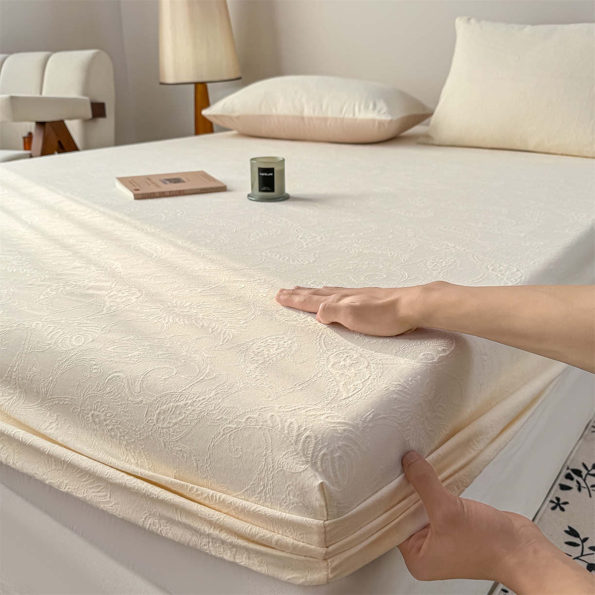 91家纺网 家纺一手货源 找家纺 女子家纺 2026新款全棉厚织三层水洗色织提花床笠 罗格西亚-杏仁奶霜