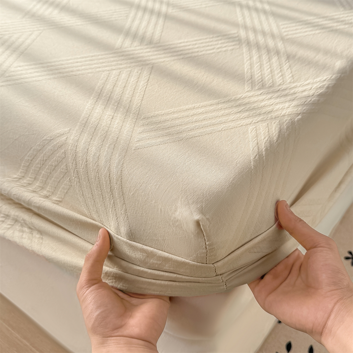 91家纺网 家纺一手货源 找家纺 女子家纺 2026新款全棉厚织三层水洗色织提花床笠 维希-可可奶咖