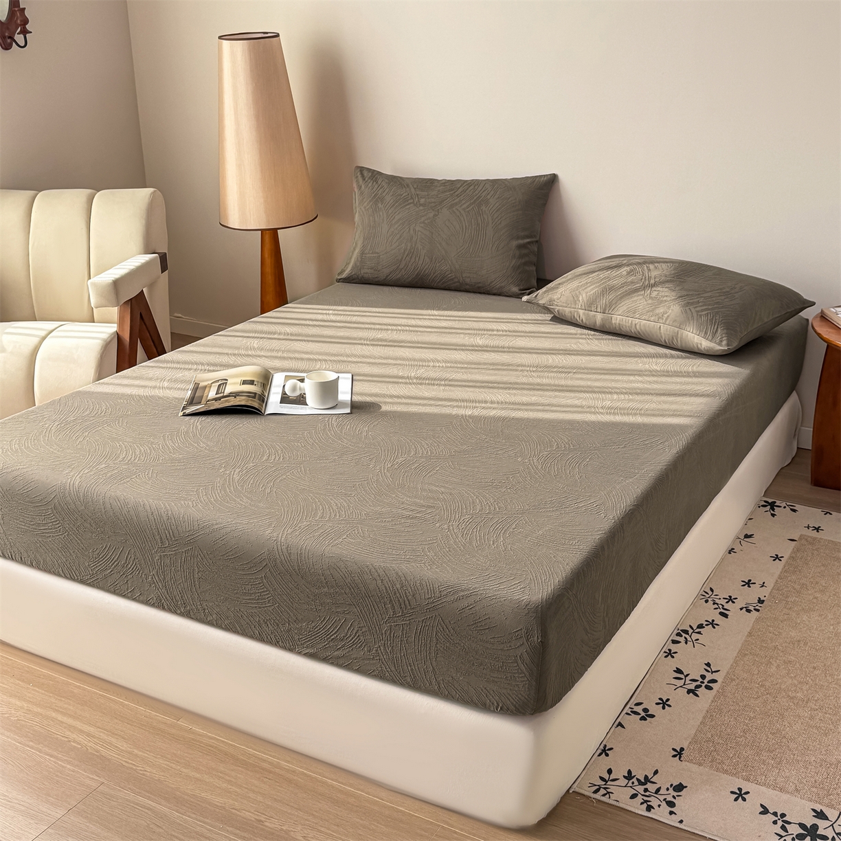 91家纺网 家纺一手货源 找家纺 女子家纺 2026新款全棉厚织三层水洗色织提花床笠 柔丝漫语-摩卡