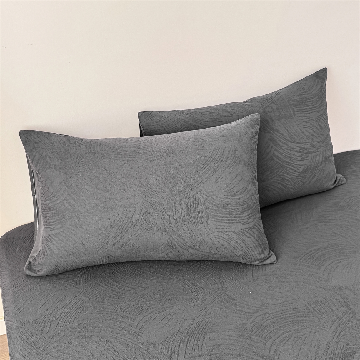 91家纺网 家纺一手货源 找家纺 女子家纺 2026新款全棉厚织三层水洗色织提花床笠 柔丝漫语-素墨