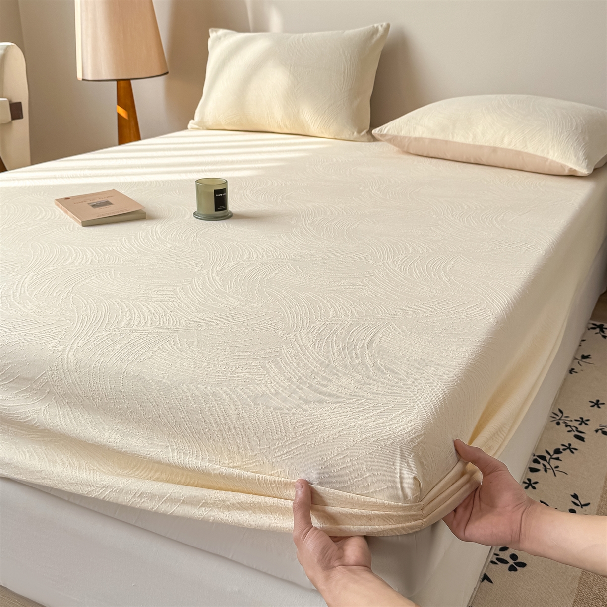 91家纺网 家纺一手货源 找家纺 女子家纺 2026新款全棉厚织三层水洗色织提花床笠 柔丝漫语-杏仁奶霜