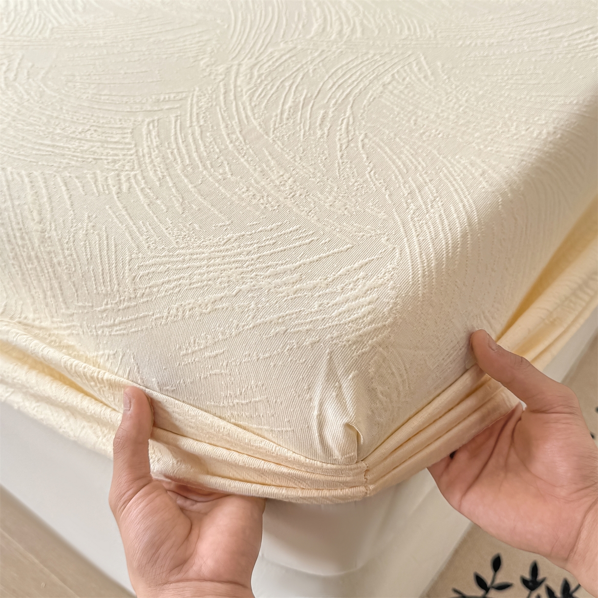 91家纺网 家纺一手货源 找家纺 女子家纺 2026新款全棉厚织三层水洗色织提花床笠 柔丝漫语-杏仁奶霜