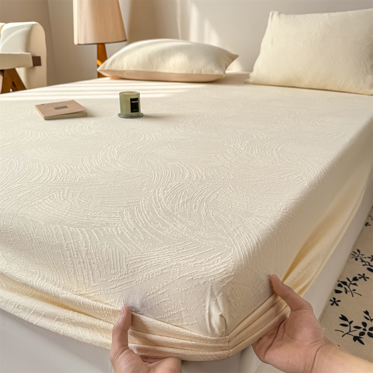 91家纺网 家纺一手货源 找家纺 女子家纺 2026新款全棉厚织三层水洗色织提花床笠 柔丝漫语-杏仁奶霜