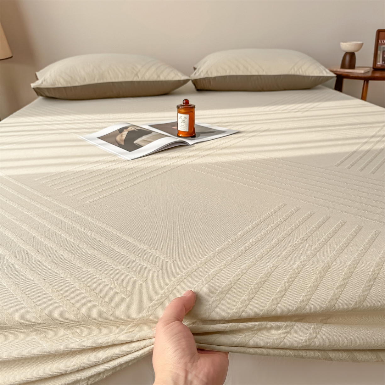 91家纺网 家纺一手货源 找家纺 女子家纺 2026新款全棉厚织三层水洗色织提花床笠 云汐-可可奶咖