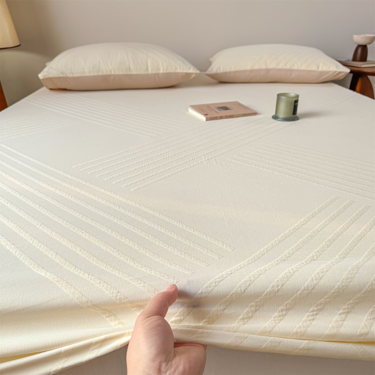 91家纺网 家纺一手货源 找家纺 女子家纺 2026新款全棉厚织三层水洗色织提花床笠 云汐-杏仁奶霜