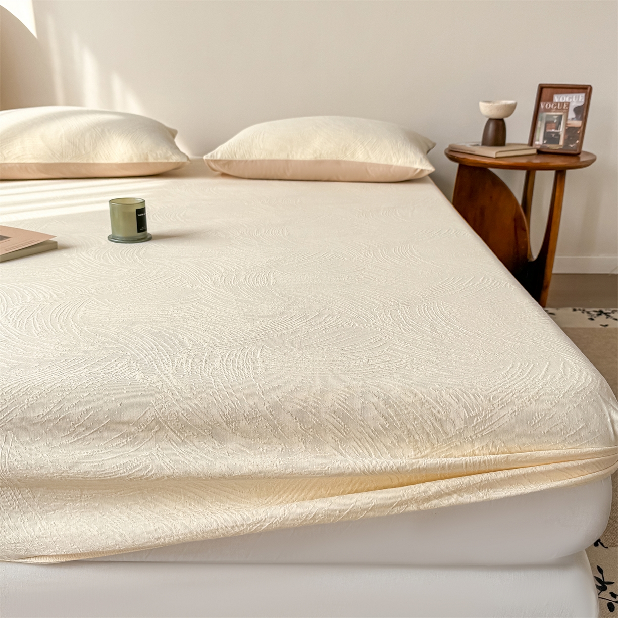 91家纺网 家纺一手货源 找家纺 女子家纺 2026新款全棉厚织三层水洗色织提花床笠 柔丝漫语-杏仁奶霜