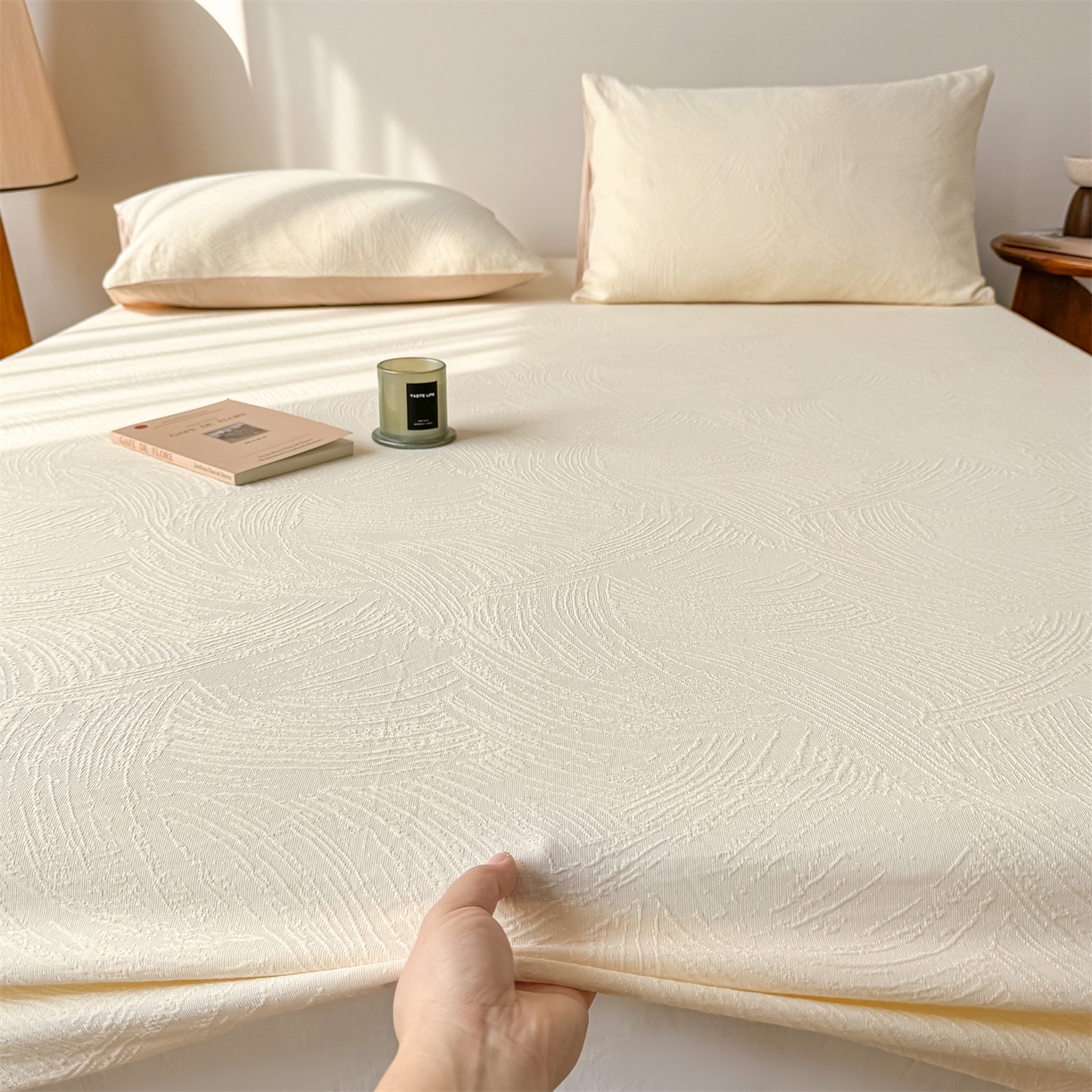 91家纺网 家纺一手货源 找家纺 女子家纺 2026新款全棉厚织三层水洗色织提花床笠 柔丝漫语-杏仁奶霜