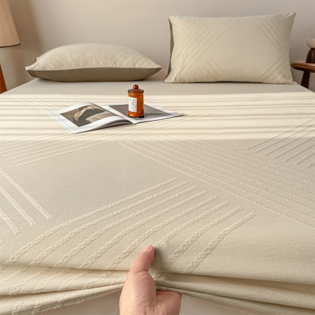 91家纺网 家纺一手货源 找家纺 女子家纺 2026新款全棉厚织三层水洗色织提花床笠 云汐-可可奶咖