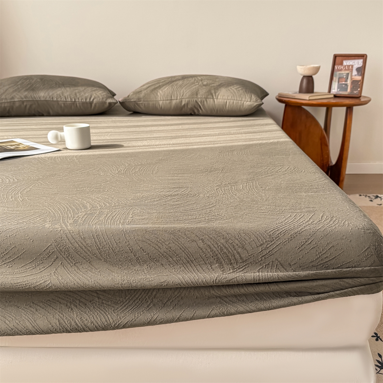 91家纺网 家纺一手货源 找家纺 女子家纺 2026新款全棉厚织三层水洗色织提花床笠 柔丝漫语-摩卡