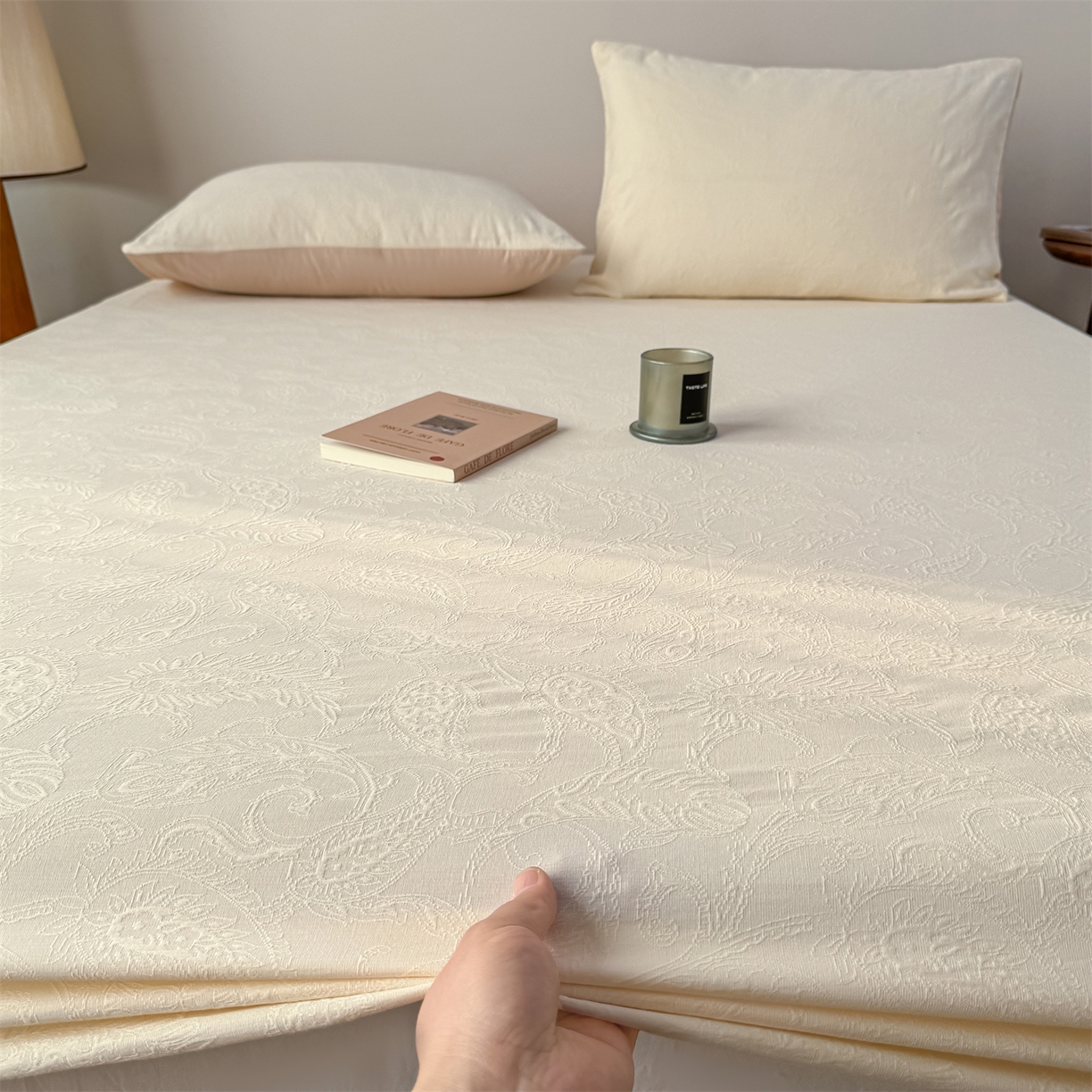 91家纺网 家纺一手货源 找家纺 女子家纺 2026新款全棉厚织三层水洗色织提花床笠 罗格西亚-杏仁奶霜