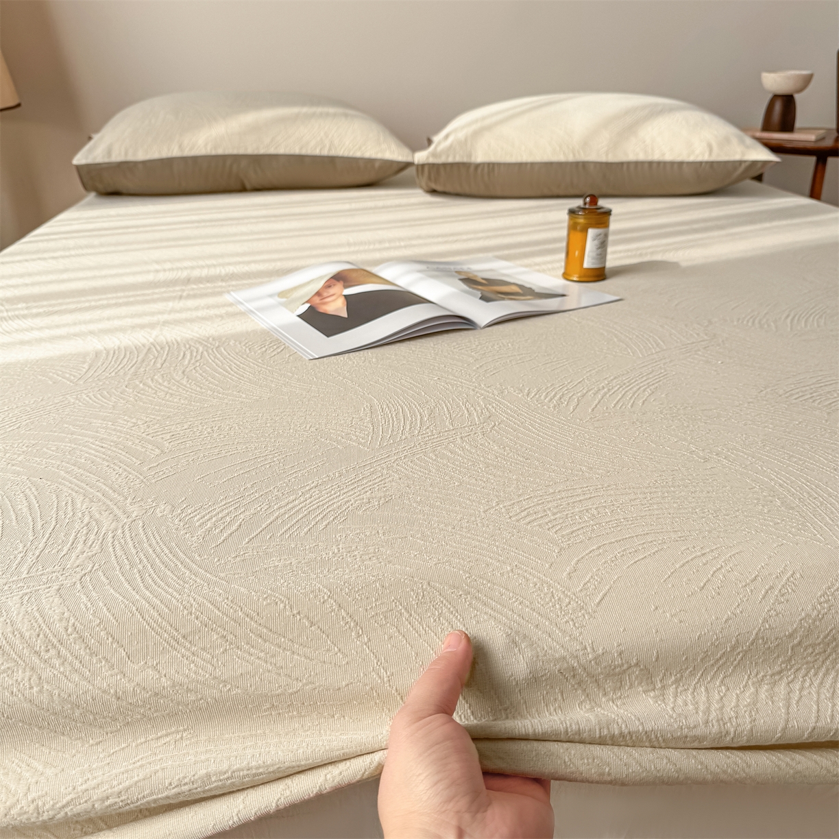 91家纺网 家纺一手货源 找家纺 女子家纺 2026新款全棉厚织三层水洗色织提花床笠 柔丝漫语-可可奶咖