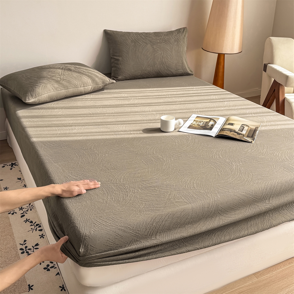 91家纺网 家纺一手货源 找家纺 女子家纺 2026新款全棉厚织三层水洗色织提花床笠 柔丝漫语-摩卡