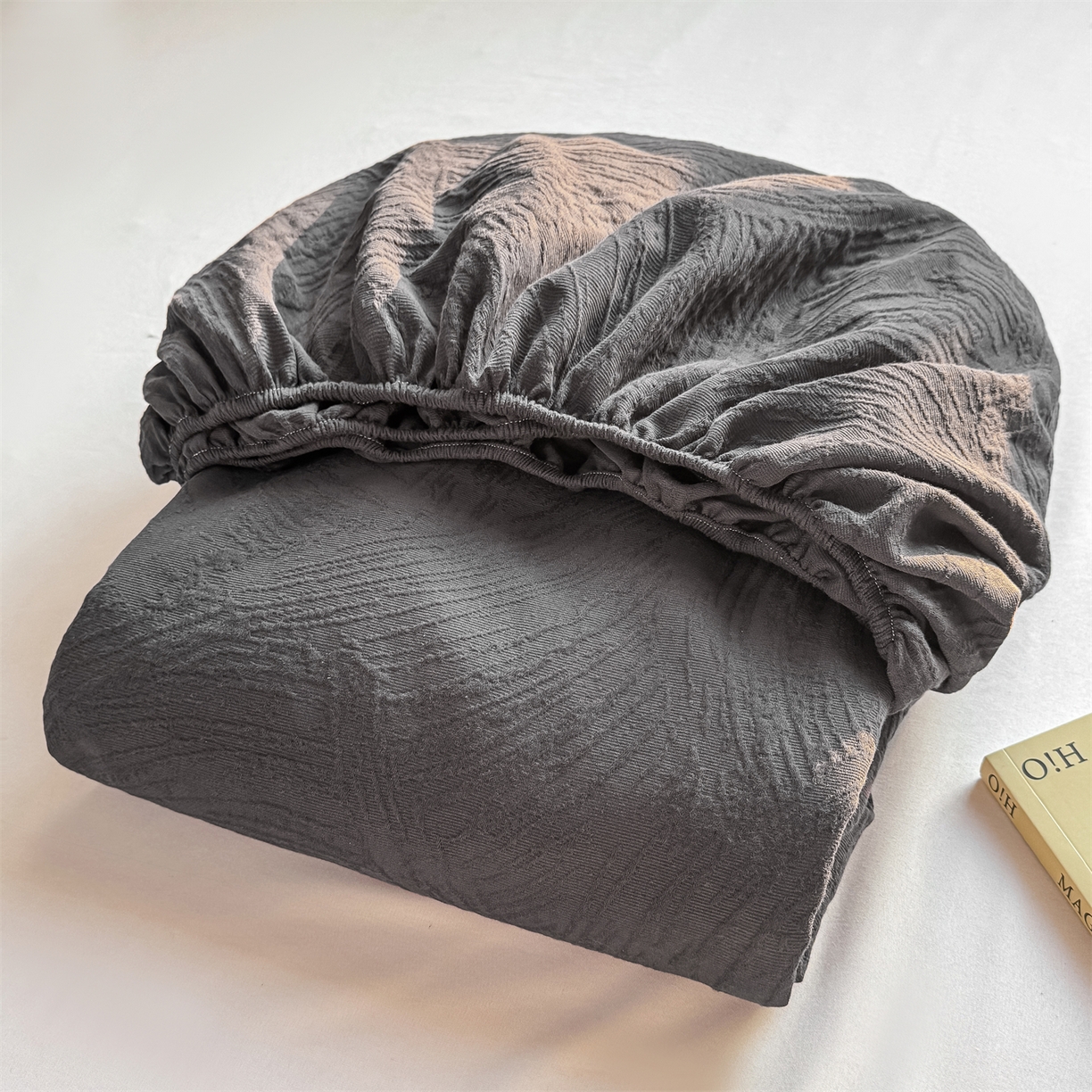 91家纺网 家纺一手货源 找家纺 女子家纺 2026新款全棉厚织三层水洗色织提花床笠 柔丝漫语-素墨