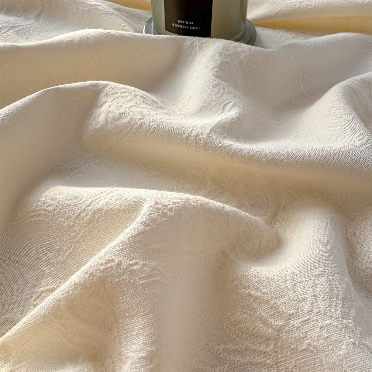 91家纺网 家纺一手货源 找家纺 女子家纺 2026新款全棉厚织三层水洗色织提花床笠 罗格西亚-杏仁奶霜