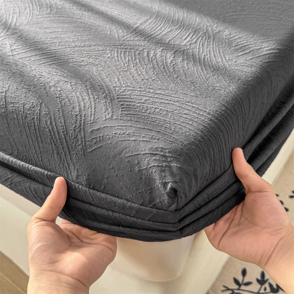 91家纺网 家纺一手货源 找家纺 女子家纺 2026新款全棉厚织三层水洗色织提花床笠 柔丝漫语-素墨