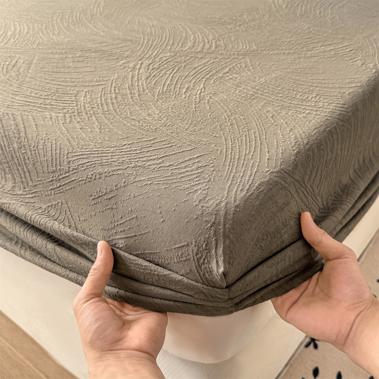 91家纺网 家纺一手货源 找家纺 女子家纺 2026新款全棉厚织三层水洗色织提花床笠 柔丝漫语-摩卡