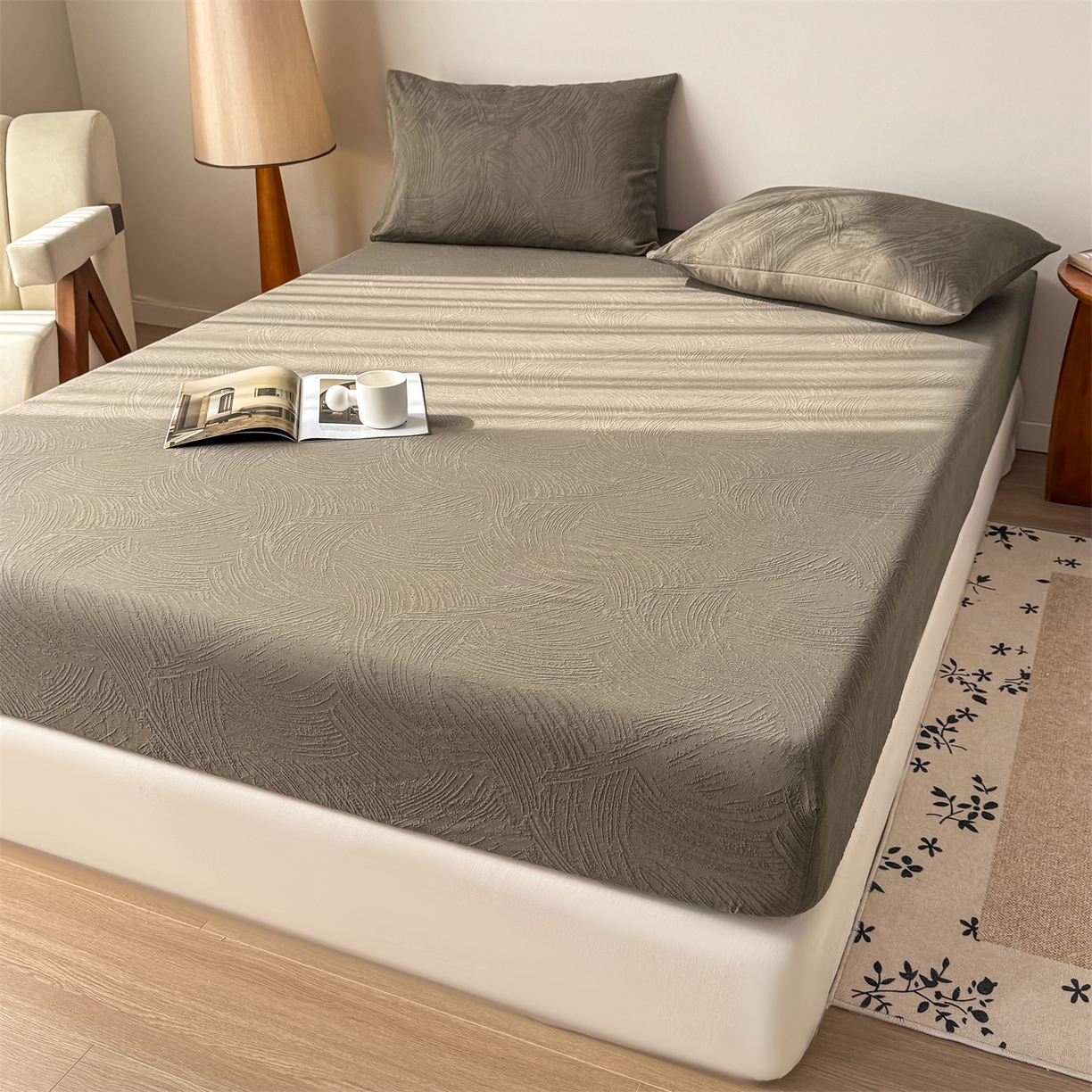 91家纺网 家纺一手货源 找家纺 女子家纺 2026新款全棉厚织三层水洗色织提花床笠 柔丝漫语-摩卡