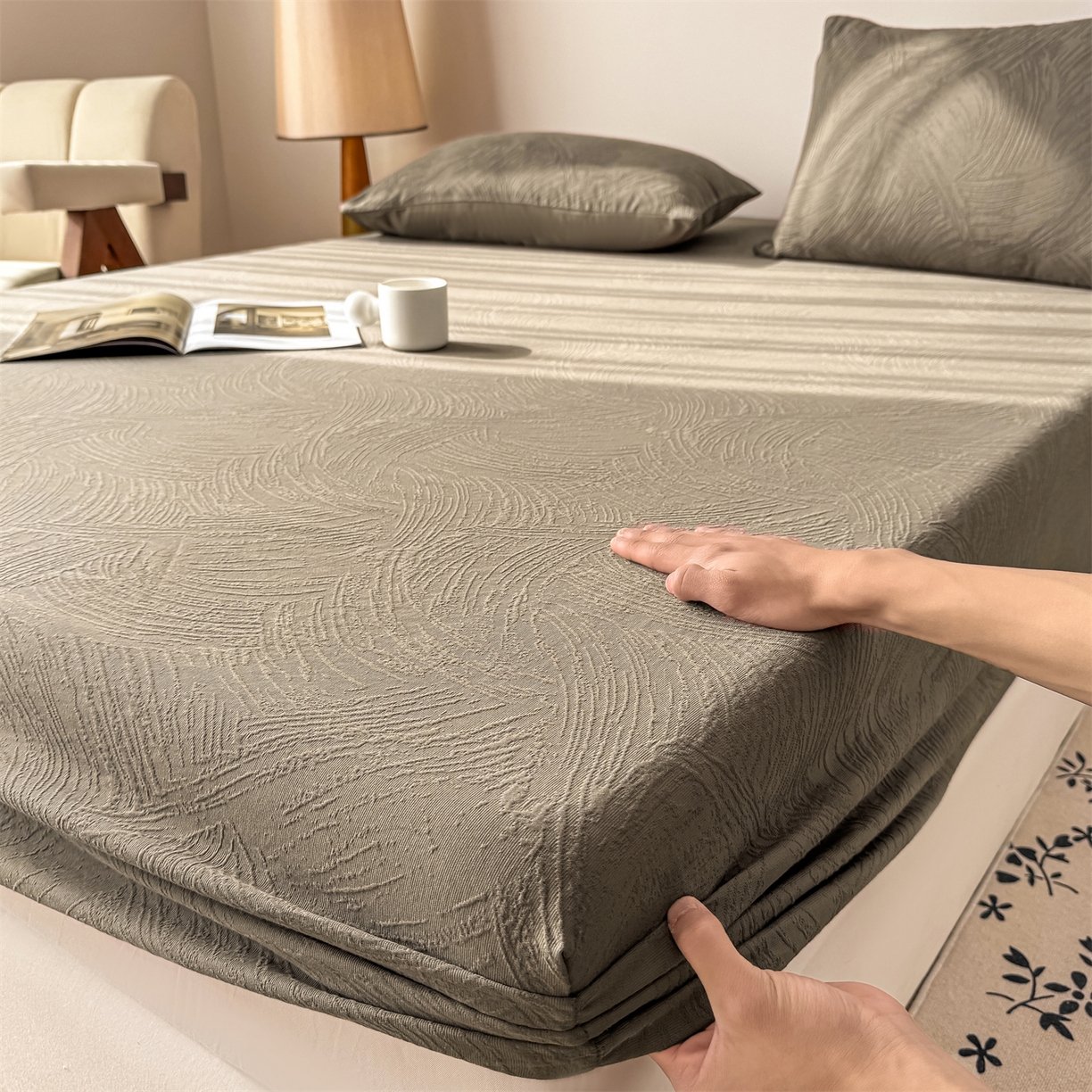 91家纺网 家纺一手货源 找家纺 女子家纺 2026新款全棉厚织三层水洗色织提花床笠 柔丝漫语-摩卡