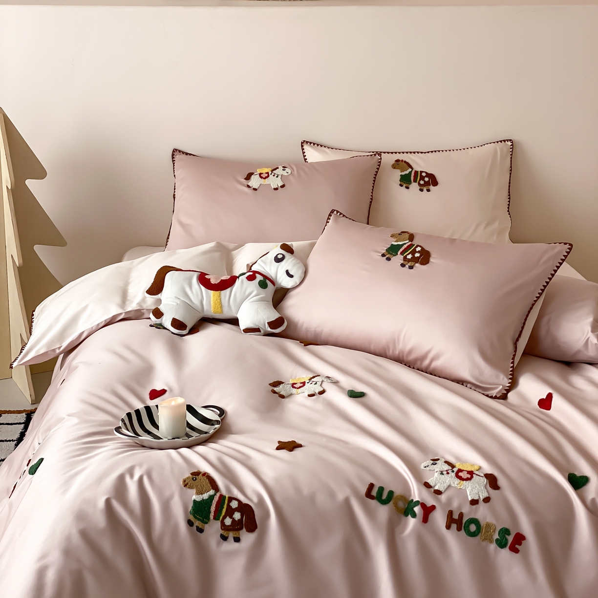 91家纺网 家纺一手货源 找家纺 FORTWO家纺原创设计（FOR TWO家纺） 2026新款50长绒棉纯棉双针毛巾绣四件套 （券前）基础价不低于小号268元，中号348元，大号388元 床笠加10元 旋转木马