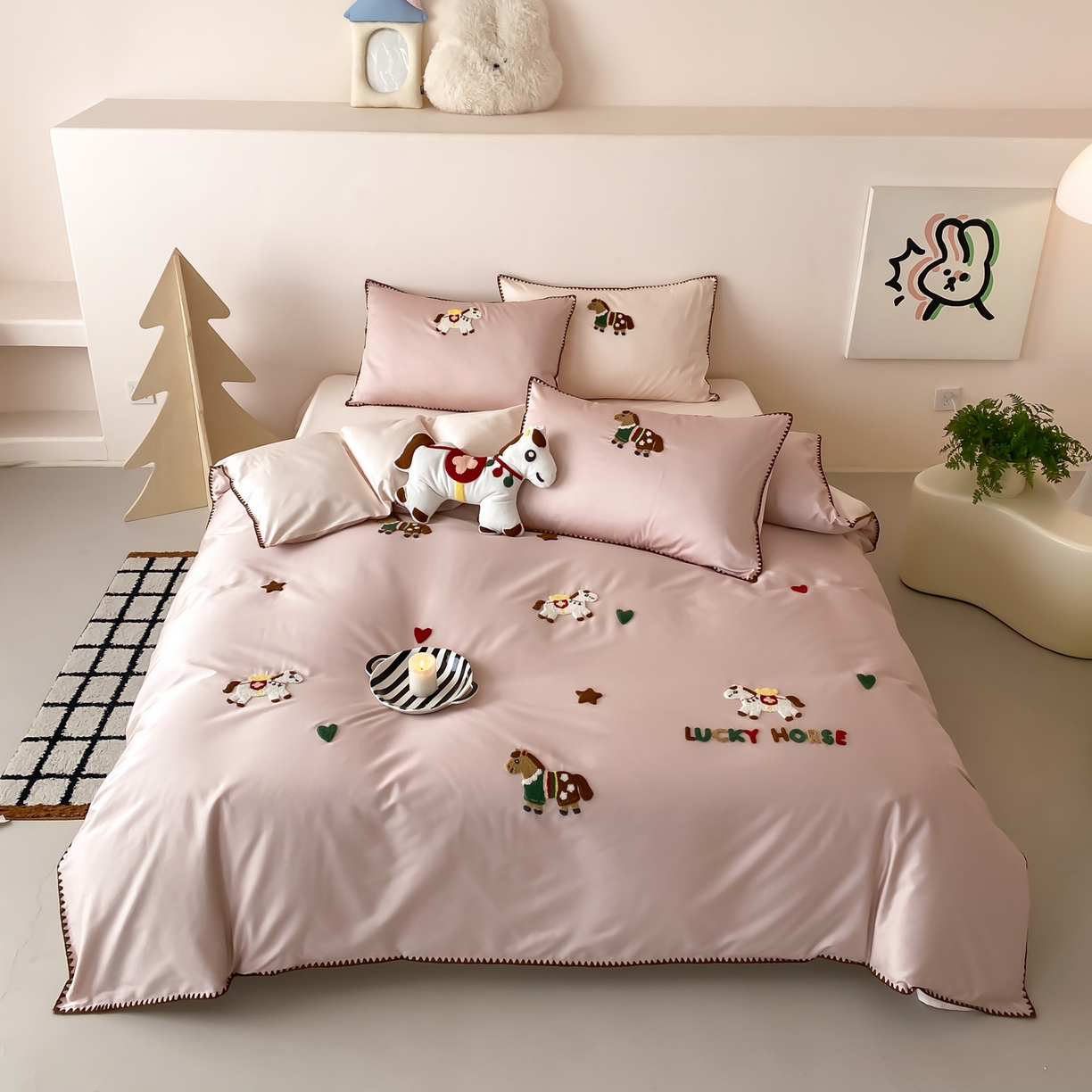 91家纺网 家纺一手货源 找家纺 FORTWO家纺原创设计（FOR TWO家纺） 2026新款50长绒棉纯棉双针毛巾绣四件套 （券前）基础价不低于小号268元，中号348元，大号388元 床笠加10元 旋转木马