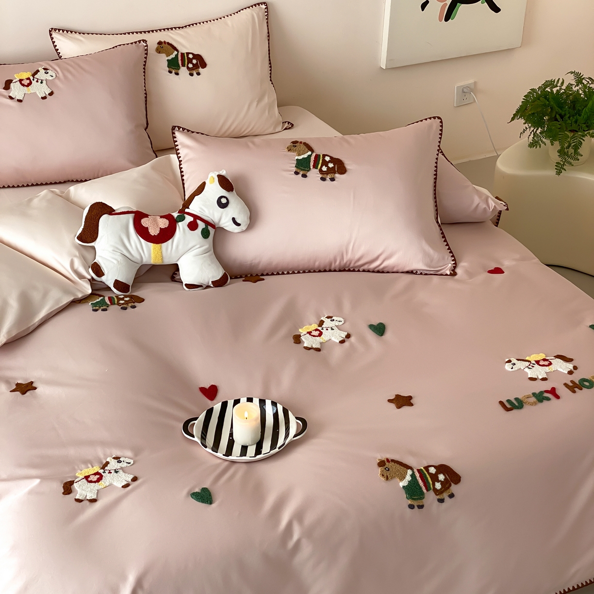 91家纺网 家纺一手货源 找家纺 FORTWO家纺原创设计（FOR TWO家纺） 2026新款50长绒棉纯棉双针毛巾绣四件套 （券前）基础价不低于小号268元，中号348元，大号388元 床笠加10元 旋转木马