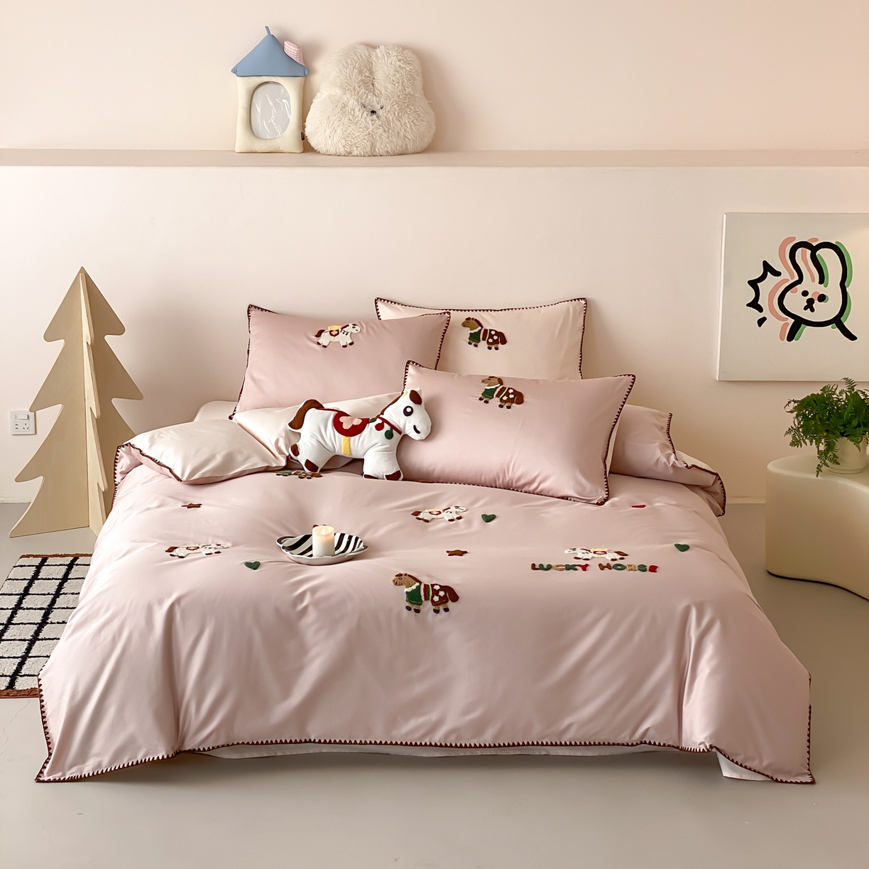 91家纺网 家纺一手货源 找家纺 FORTWO家纺原创设计（FOR TWO家纺） 2026新款50长绒棉纯棉双针毛巾绣四件套 （券前）基础价不低于小号268元，中号348元，大号388元 床笠加10元 旋转木马