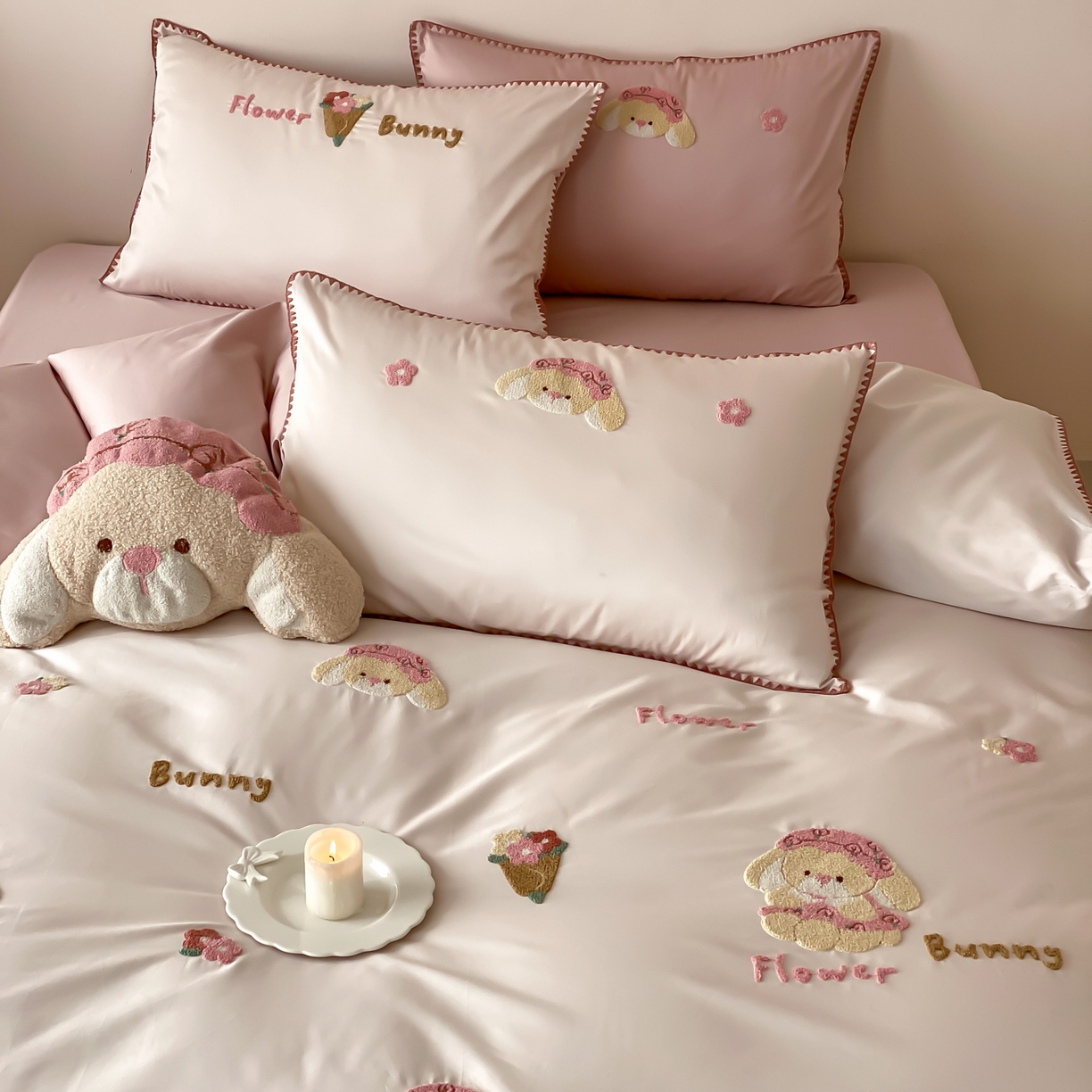 91家纺网 家纺一手货源 找家纺 FORTWO家纺原创设计（FOR TWO家纺） 2026新款50长绒棉纯棉双针毛巾绣四件套 （券前）基础价不低于小号268元，中号348元，大号388元 床笠加10元 奶盖熊