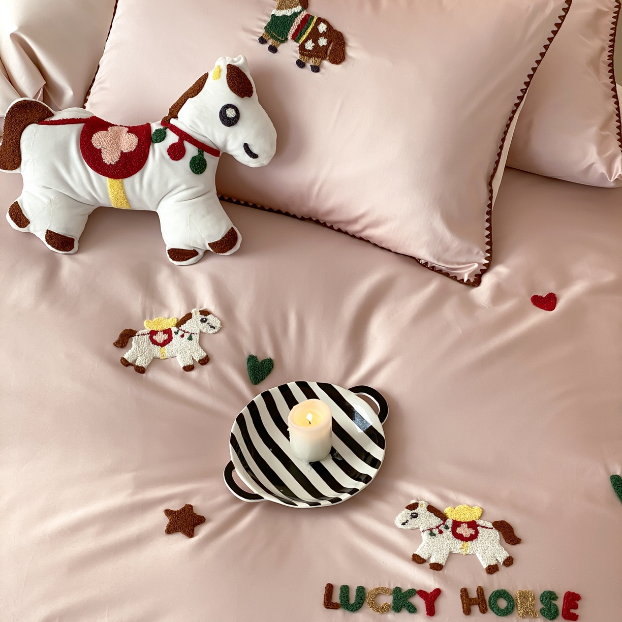 91家纺网 家纺一手货源 找家纺 FORTWO家纺原创设计（FOR TWO家纺） 2026新款50长绒棉纯棉双针毛巾绣四件套 （券前）基础价不低于小号268元，中号348元，大号388元 床笠加10元 旋转木马