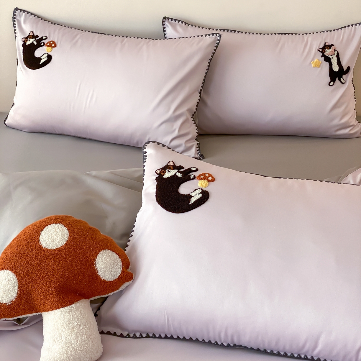 91家纺网 家纺一手货源 找家纺 FORTWO家纺原创设计（FOR TWO家纺） 2026新款50长绒棉纯棉双针毛巾绣四件套 （券前）基础价不低于小号268元，中号348元，大号388元 床笠加10元 顽皮猫