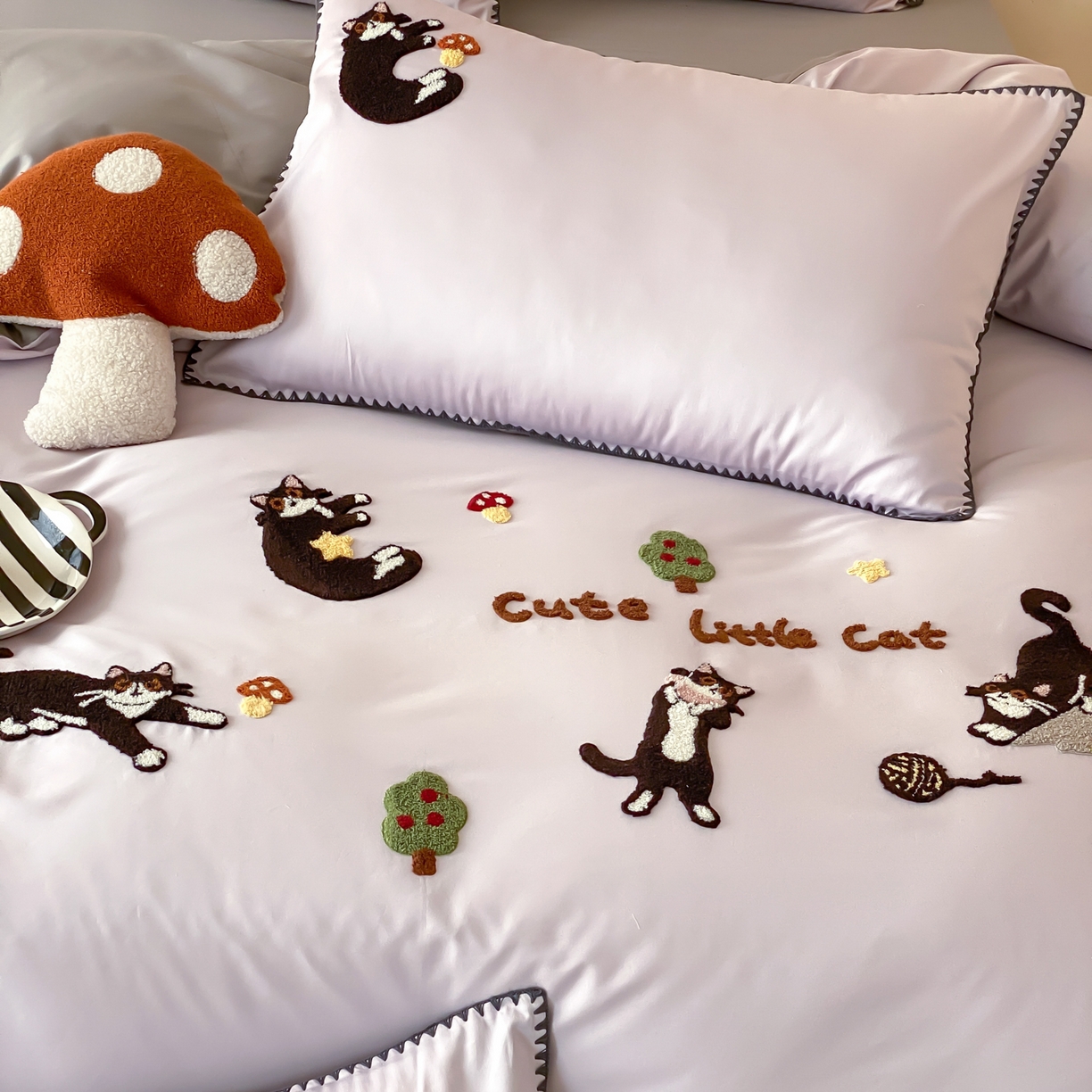 91家纺网 家纺一手货源 找家纺 FORTWO家纺原创设计（FOR TWO家纺） 2026新款50长绒棉纯棉双针毛巾绣四件套 （券前）基础价不低于小号268元，中号348元，大号388元 床笠加10元 顽皮猫